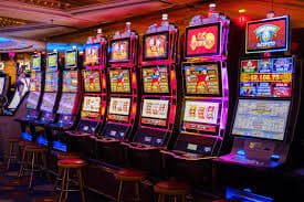 Three Card Poker live dealer game showing player cards, dealer cards, and payout table on lokal777